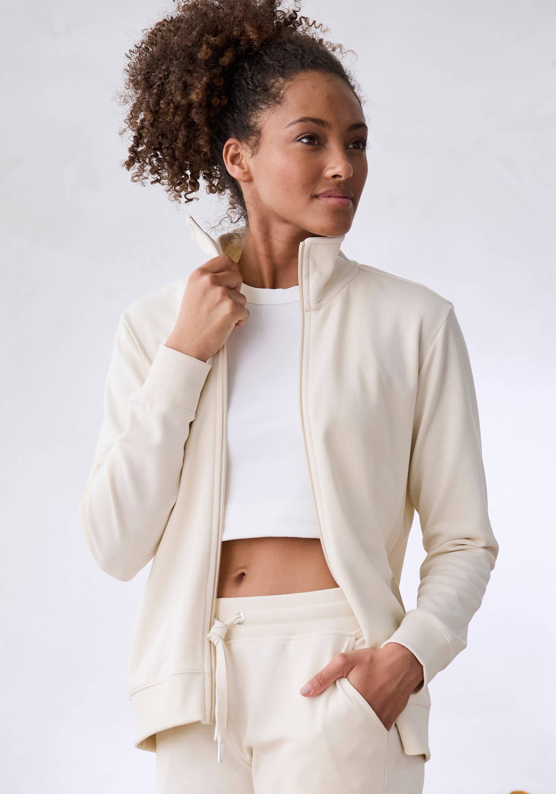 Bench. Loungewear Sweatjacke, mit bestickten Stehkragen, Loungeanzug Bench. Loungewear Sweatjacke, mit bestickten Stehkragen, Loungeanzug von Bench. Loungewear