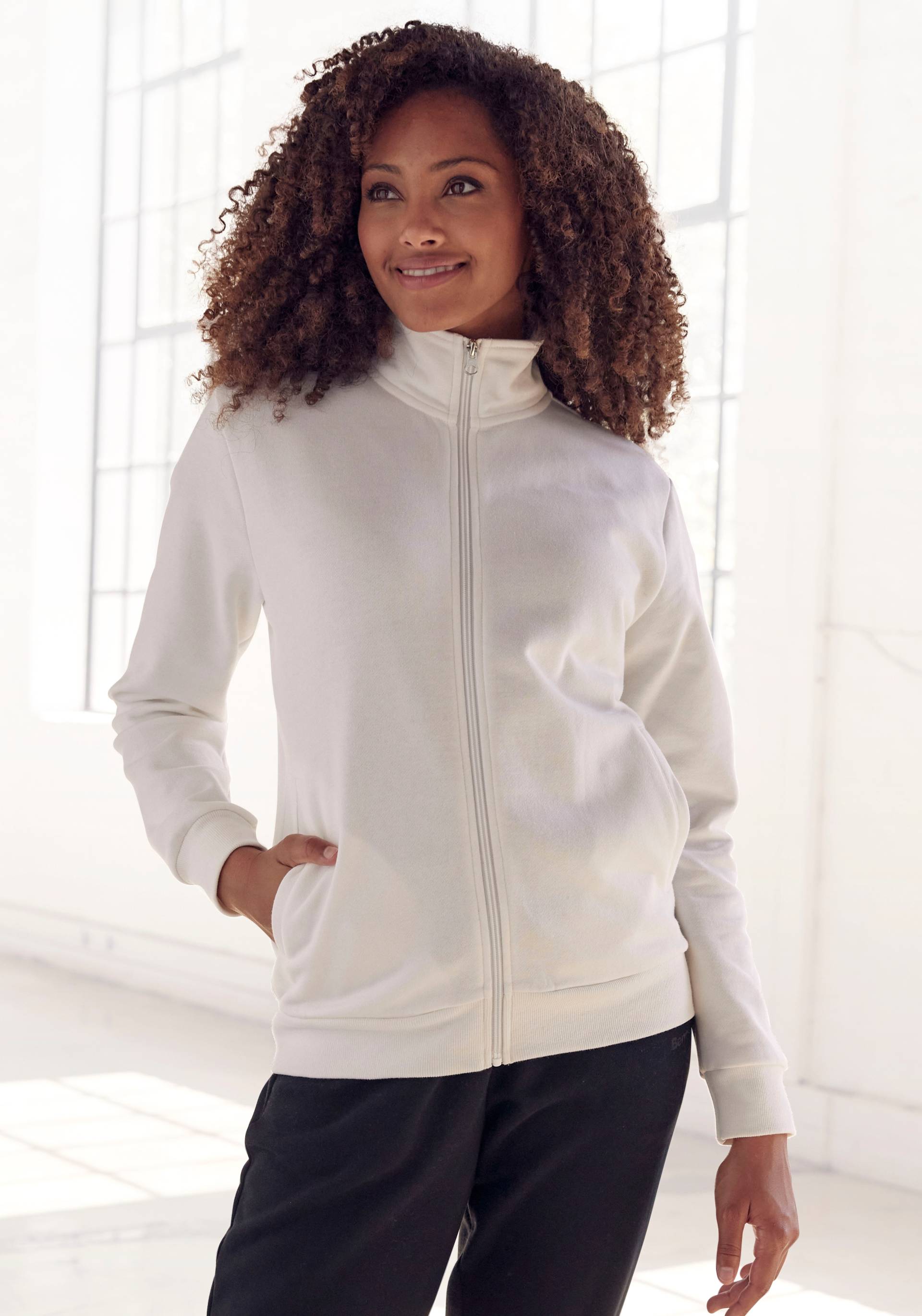 Bench. Loungewear Sweatjacke, Loungejacke mit Stehkragen und glänzendem Logodruck, Loungewear Bench. Loungewear Sweatjacke, Loungejacke mit Stehkragen und glänzendem Logodruck, Loungewear von Bench. Loungewear