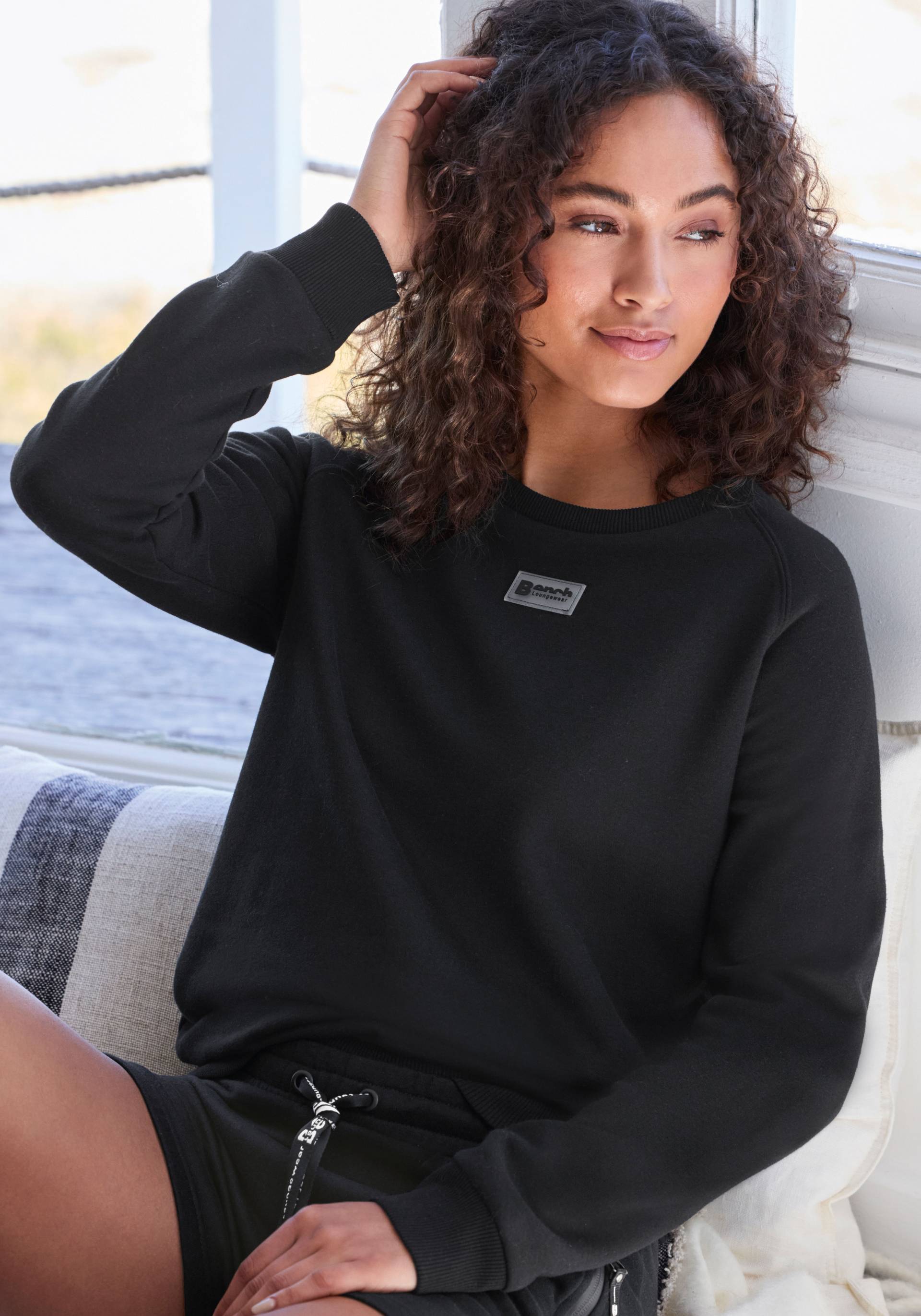Bench. Loungewear Sweatshirt, mit kleinem Logo Detail von Bench. Loungewear