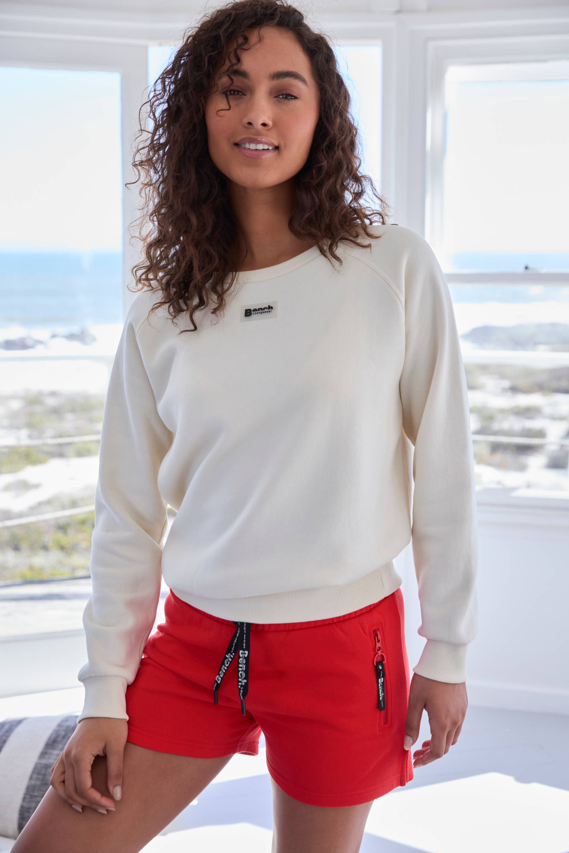 Bench. Loungewear Sweatshirt, mit kleinem Logo Detail Bench. Loungewear Sweatshirt, mit kleinem Logo Detail von Bench. Loungewear