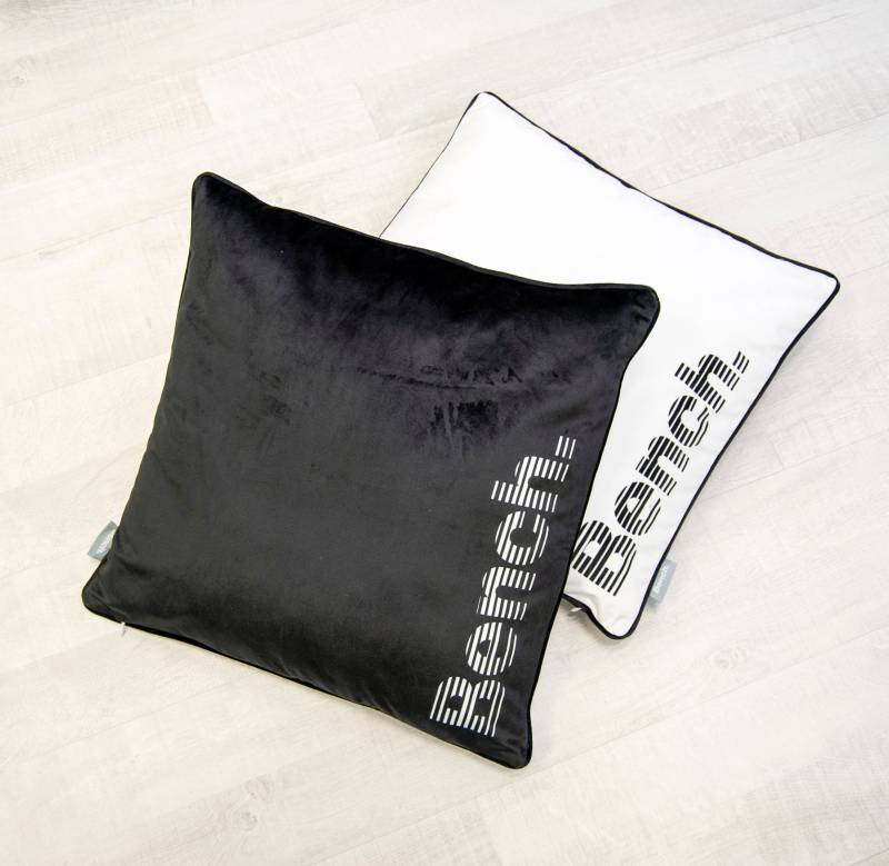 Bench. Dekokissen »Bench«, Kissenhülle mit Wendemotiv und Rundum-Paspel von Bench.