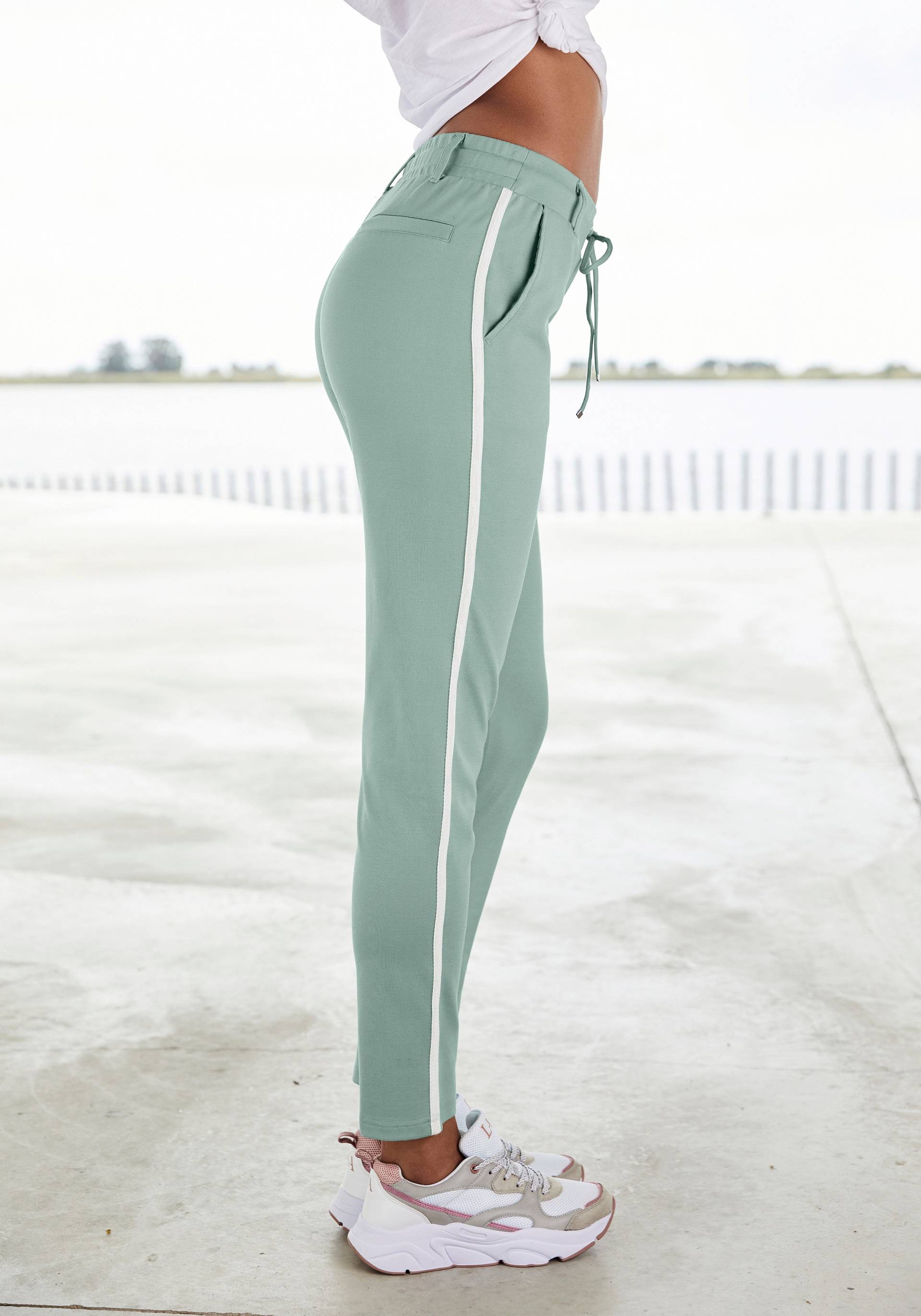 LASCANA Jogger Pants, mit sportlichen Seitenstreifen, Loungewear LASCANA Jogger Pants, mit sportlichen Seitenstreifen, Loungewear von LASCANA