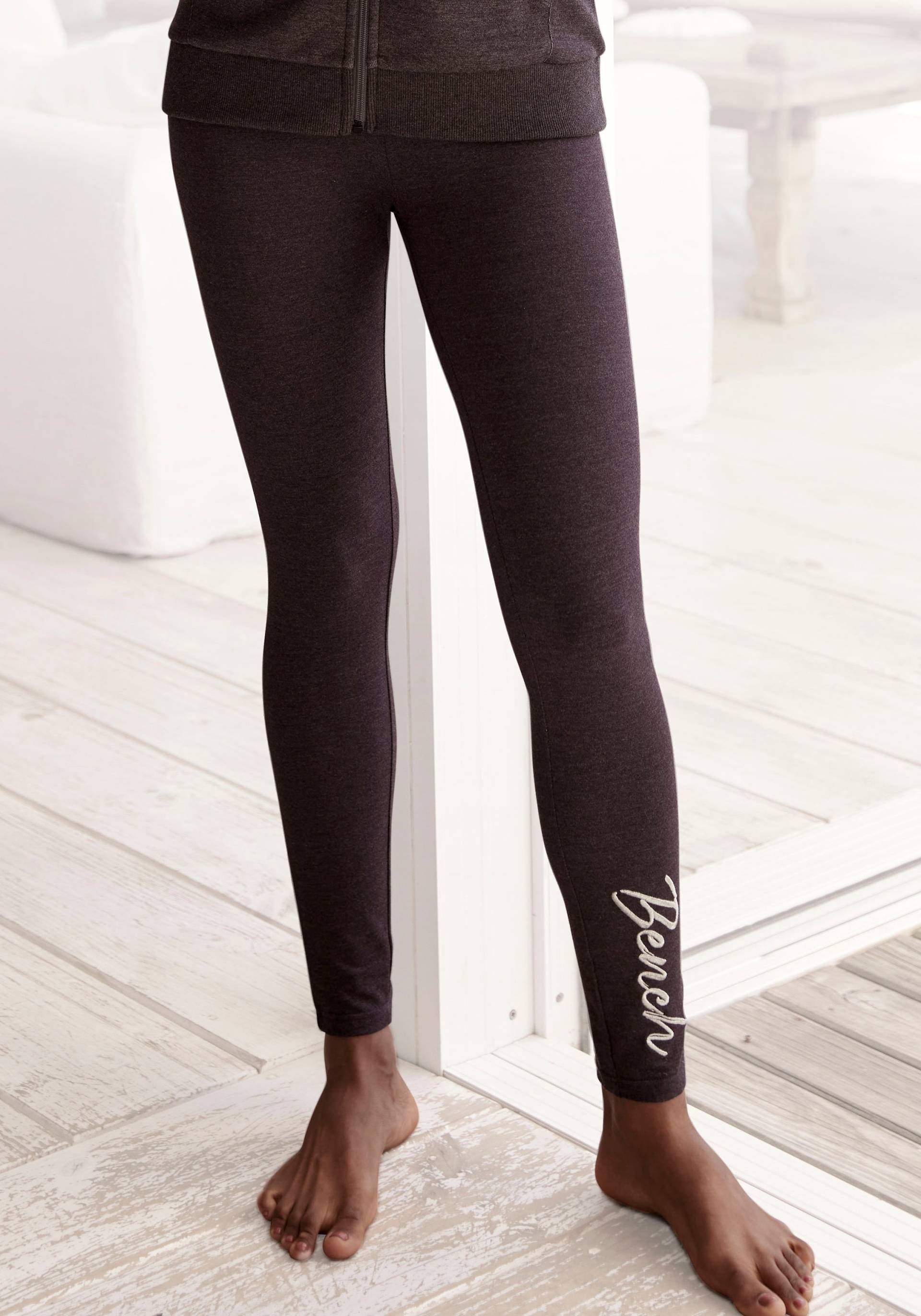 Bench. Leggings »-Loungehose«, mit glänzender Logostickerei, Loungewear von Bench.