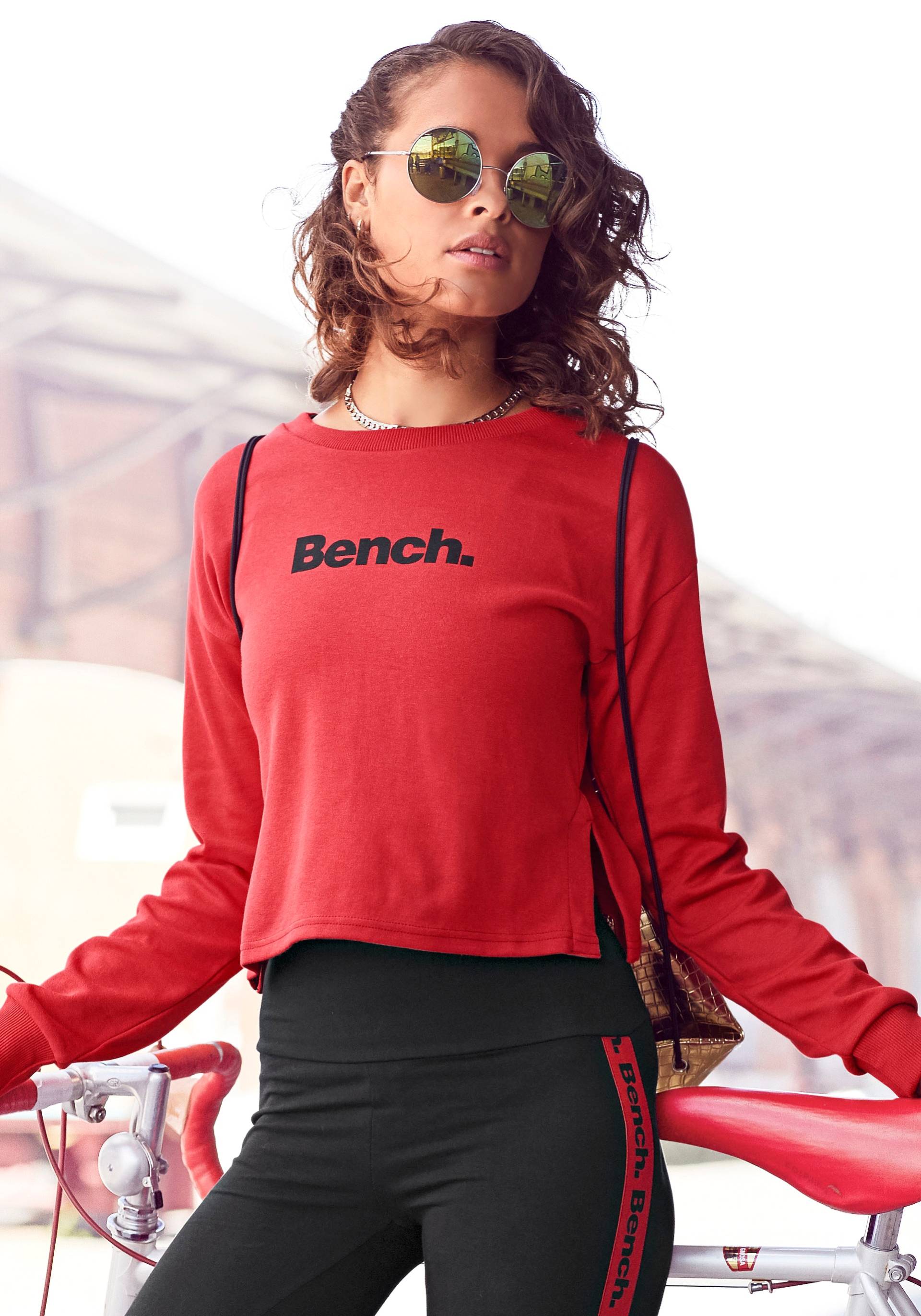 Bench. Sweater, kurz geschnitten mit seitlichen Schlitzen, Loungeanzug Bench. Sweater, kurz geschnitten mit seitlichen Schlitzen, Loungeanzug von Bench.