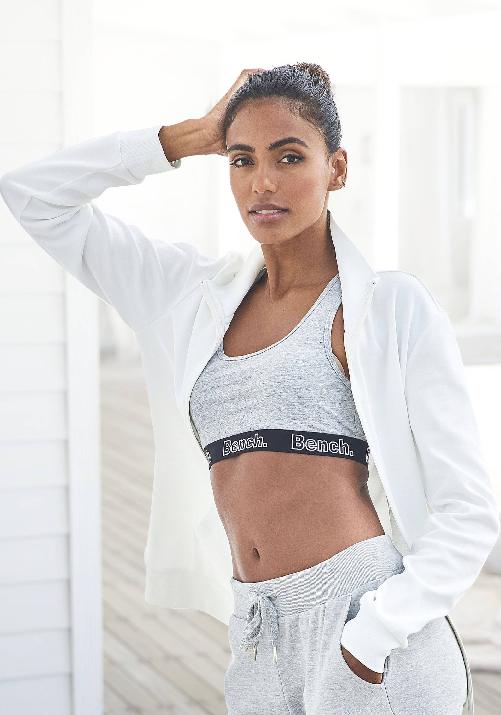 Bench. Loungewear Sweatjacke, mit glänzender Logostickerei am Stehkragen, Loungeanzug Bench. Loungewear Sweatjacke, mit glänzender Logostickerei am Stehkragen, Loungeanzug von Bench. Loungewear