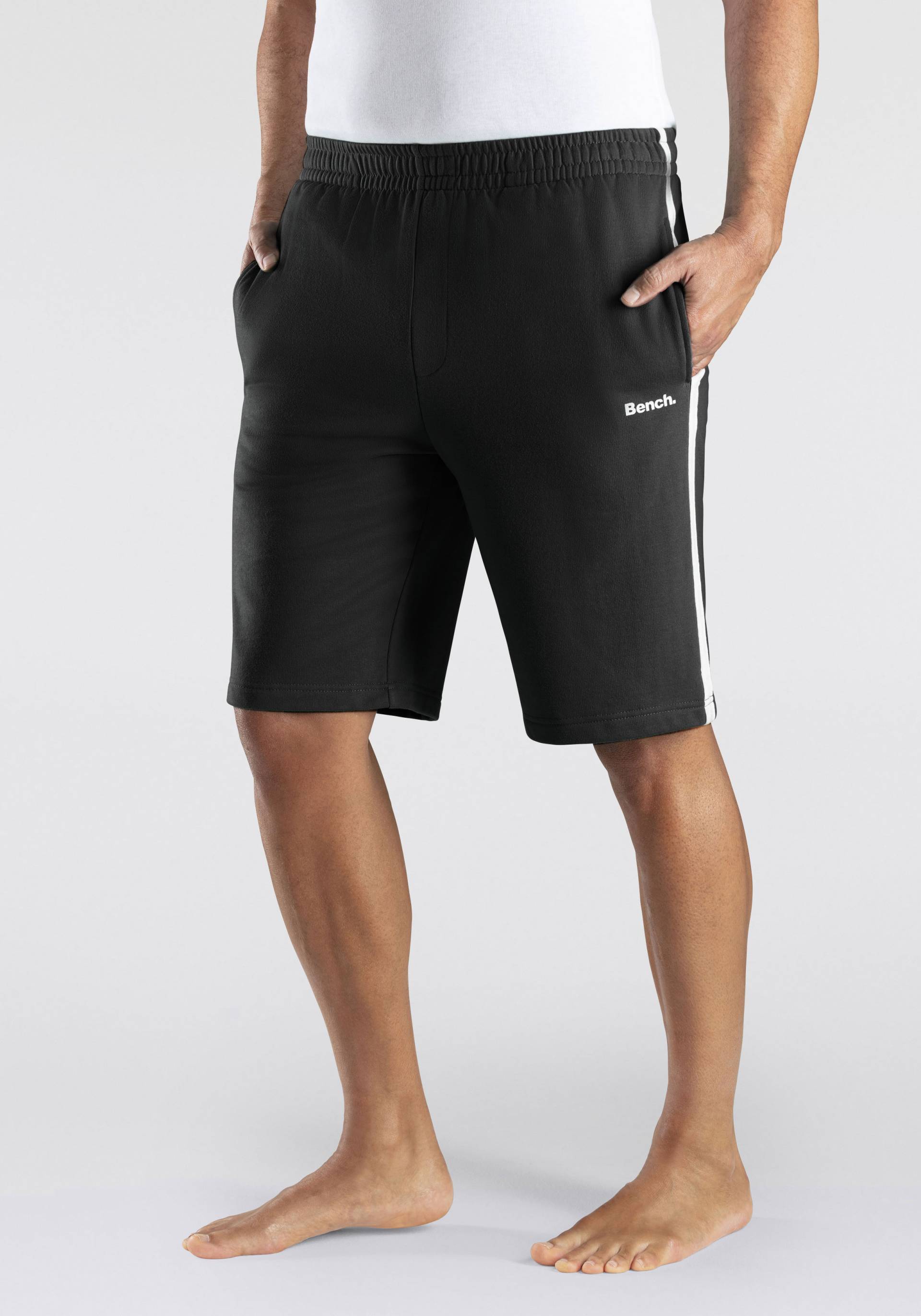 Bench. Sweatshorts »kurze Relaxshort mit Kordel, Jogginghose,«, weicher Sweat-Qualität von Bench.