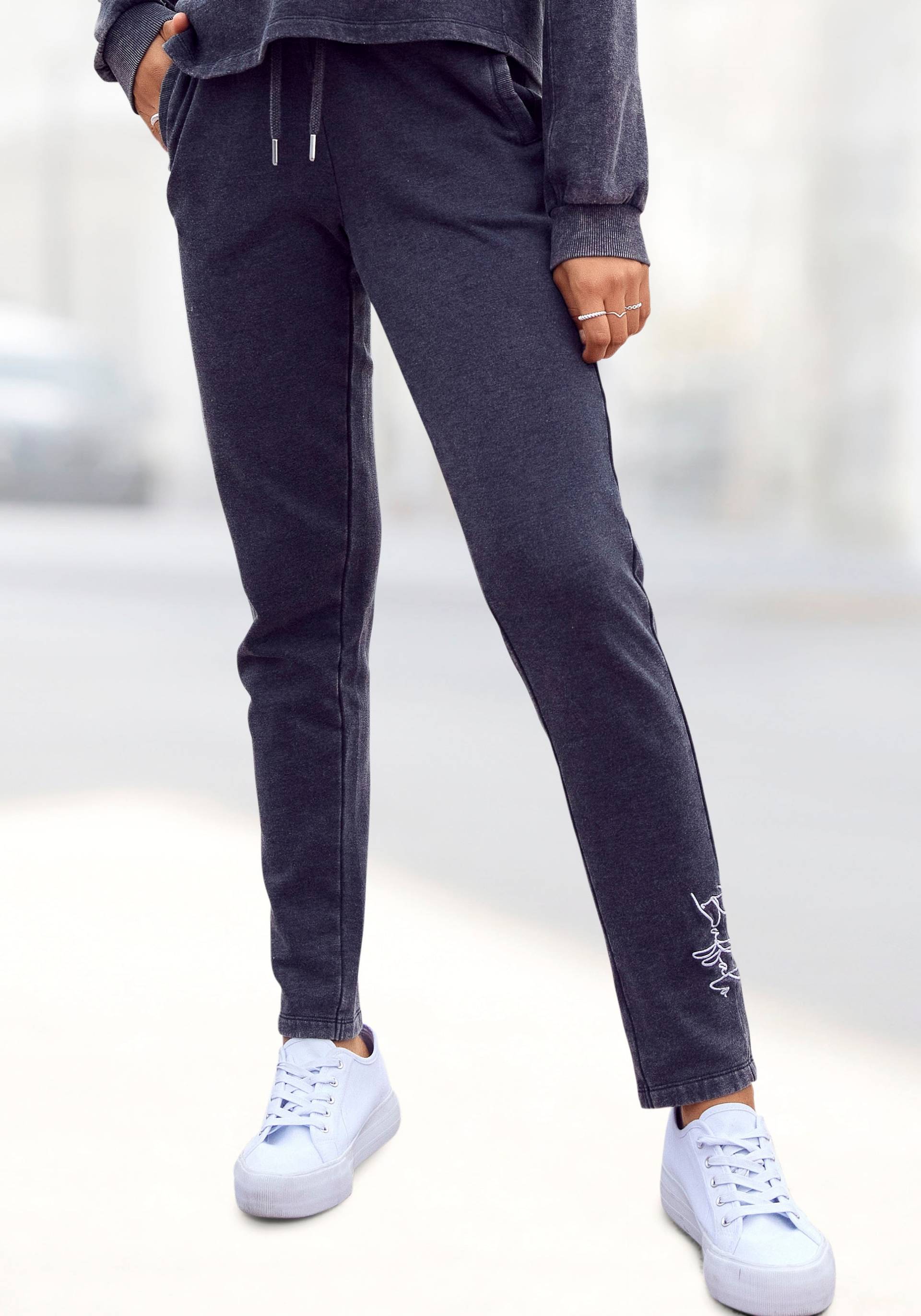 Buffalo Sweathose, mit Logostickerei, Loungeanzug Buffalo Sweathose, mit Logostickerei, Loungeanzug von Buffalo