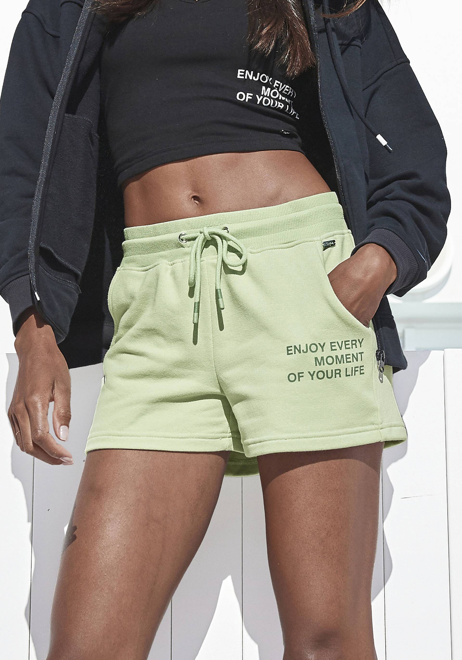 Buffalo Sweatshorts »-kurze Hose«, mit Statement Druck, Loungewear von Buffalo