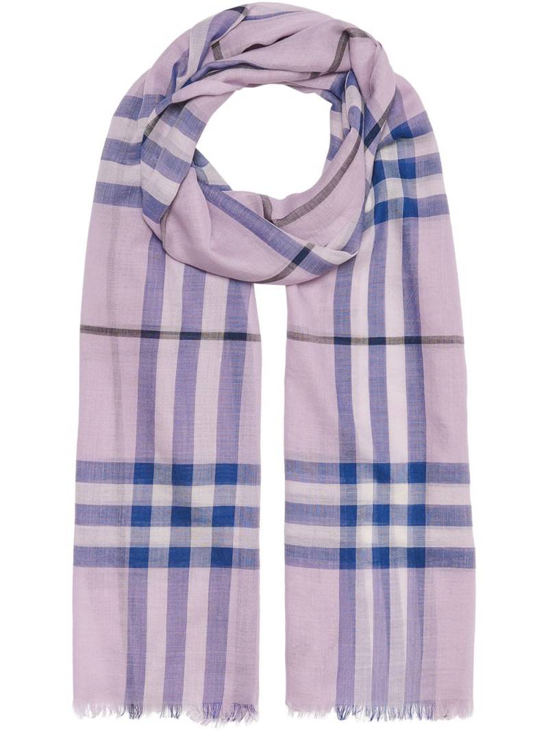 Burberry lightweight check silk scarf - Pink von Burberry
