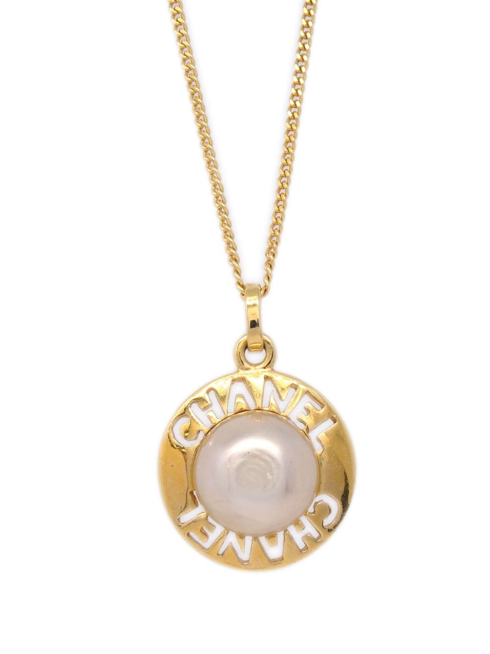 CHANEL Pre-Owned 1980-1990 cut-out logo faux-pearl pendant necklace - Gold von CHANEL Pre-Owned