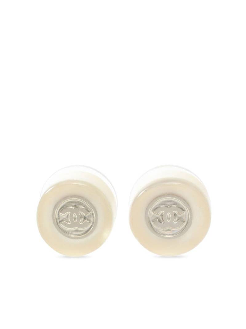 CHANEL Pre-Owned 1986-1988 CC button earrings - White von CHANEL Pre-Owned