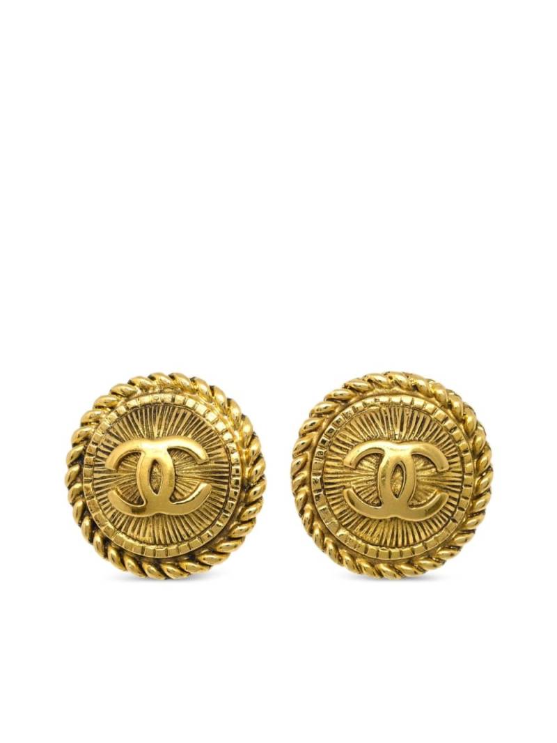CHANEL Pre-Owned 1990-2000 embossed-finish CC-logo button clip-on earrings - Gold von CHANEL Pre-Owned