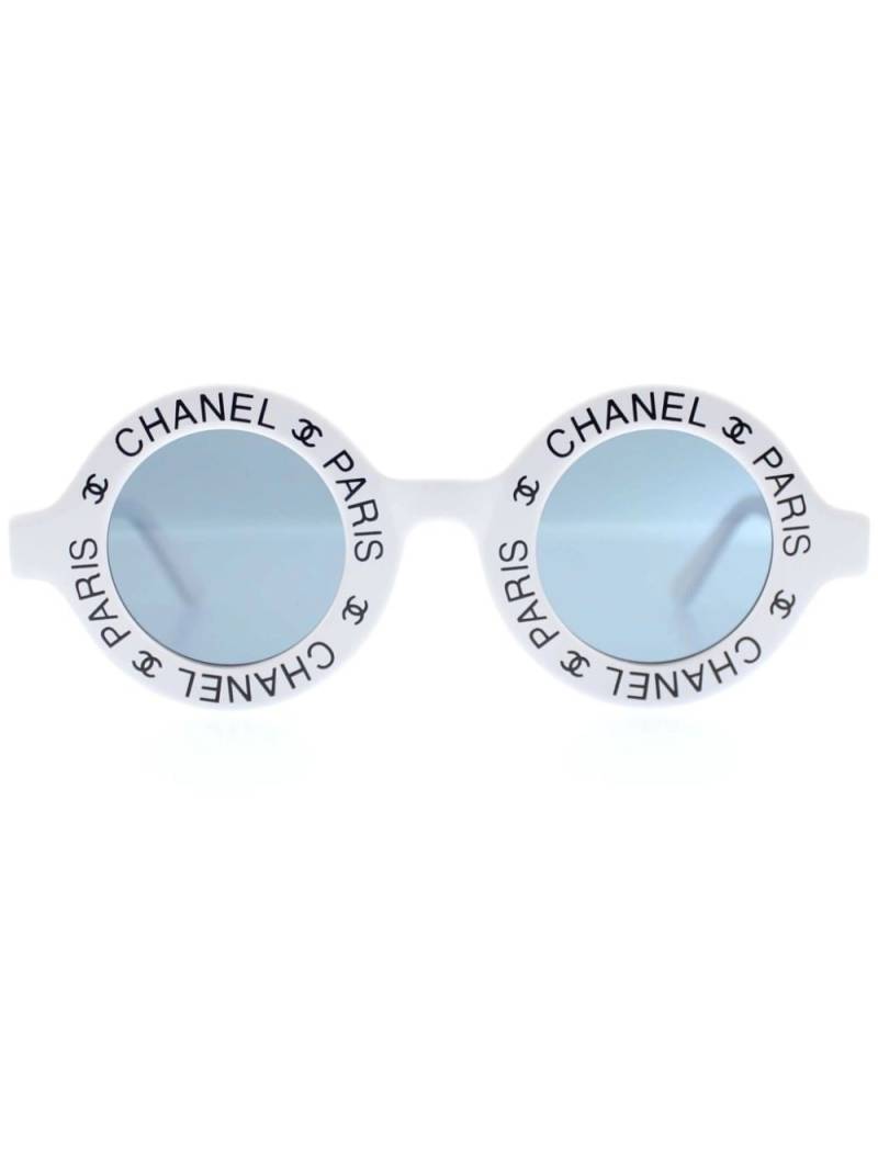 CHANEL Pre-Owned 1993 logo-print round-fame sunglasses - White von CHANEL Pre-Owned