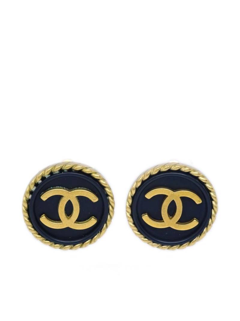 CHANEL Pre-Owned 1994 CC-embossed button clip-on earrings - Black von CHANEL Pre-Owned