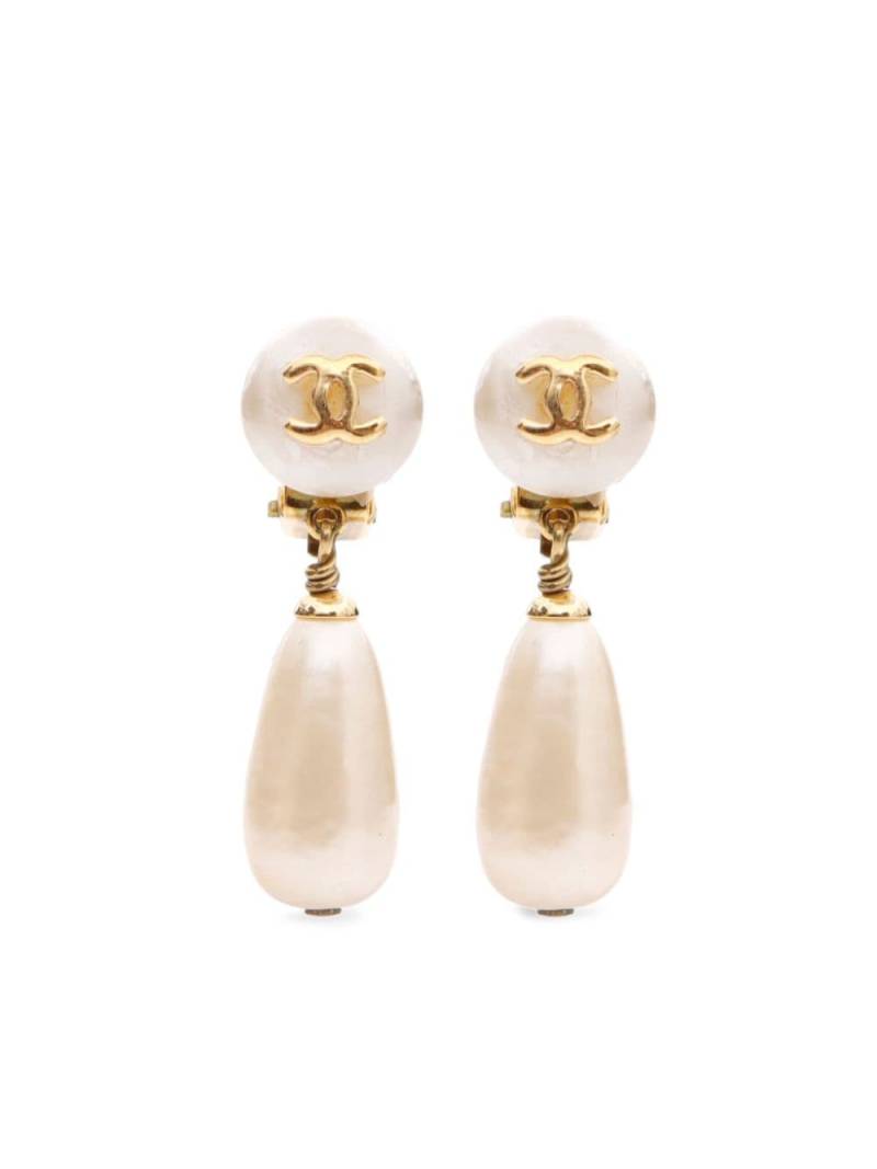 CHANEL Pre-Owned 1994 CC pearl clip-on earrings - White von CHANEL Pre-Owned
