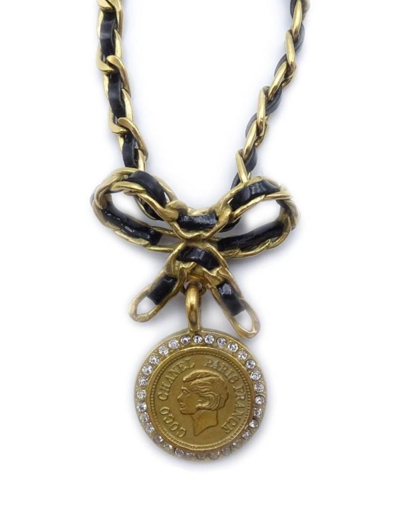 CHANEL Pre-Owned 1995 Bow Medallion necklace - Gold von CHANEL Pre-Owned
