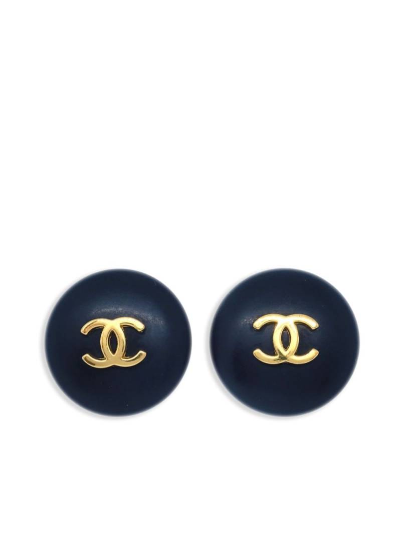 CHANEL Pre-Owned 1995 CC button clip-on earrings - Black von CHANEL Pre-Owned
