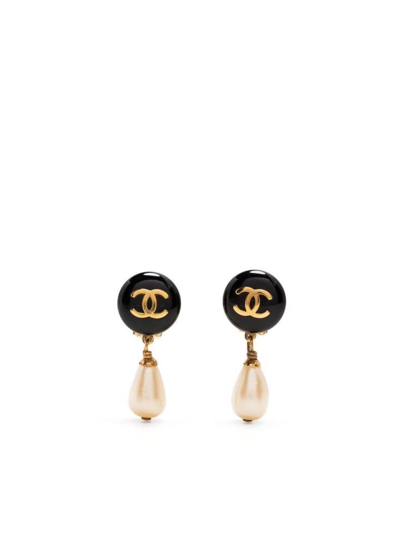 CHANEL Pre-Owned 1995 CC clip-on earrings - Black von CHANEL Pre-Owned