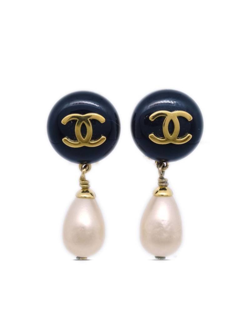 CHANEL Pre-Owned 1995 CC-logo pearl clip-on earrings - Black von CHANEL Pre-Owned
