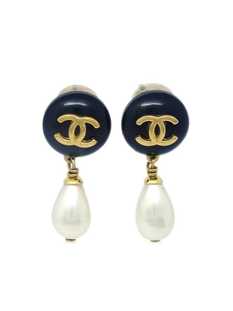 CHANEL Pre-Owned 1996 CC faux-pearl drop earrings - Black von CHANEL Pre-Owned