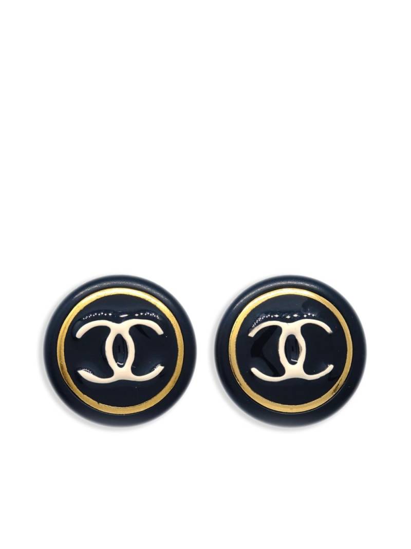 CHANEL Pre-Owned 1997 CC-logo button clip-on earrings - Black von CHANEL Pre-Owned