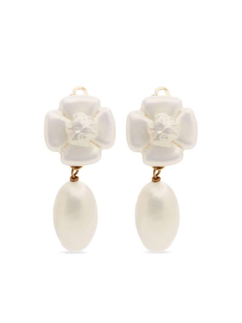 CHANEL Pre-Owned 1998 floral faux drop-pearl clip-on earrings - White von CHANEL Pre-Owned