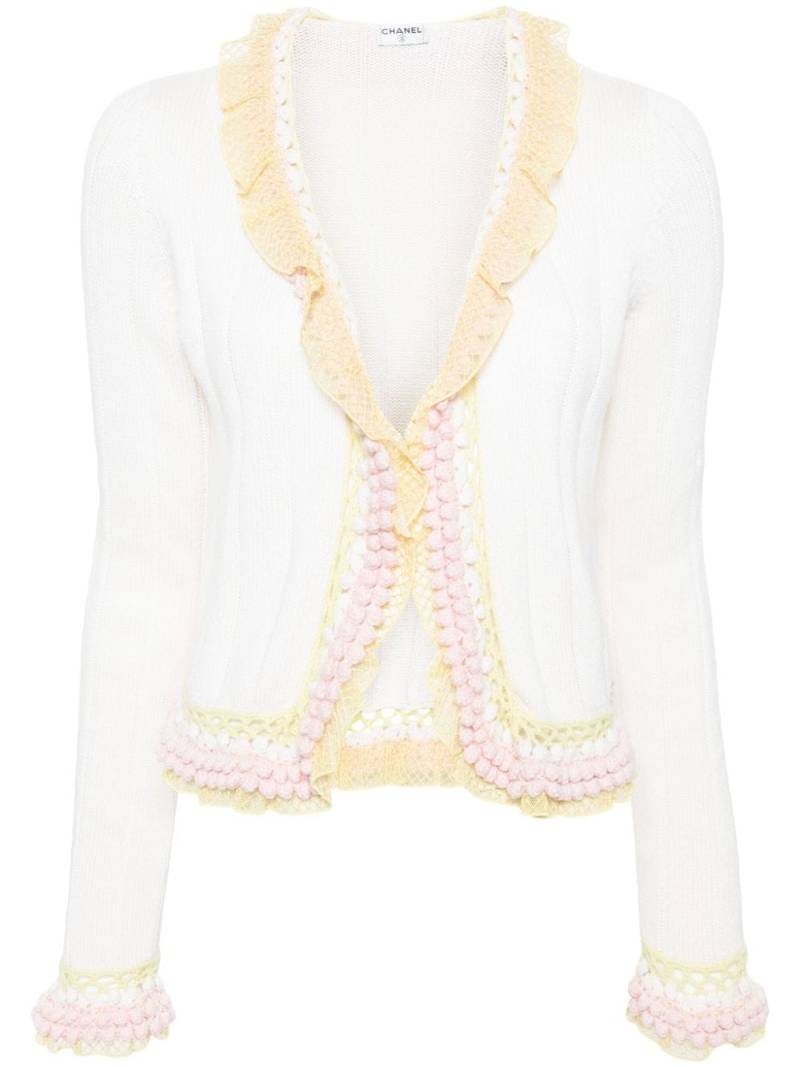 CHANEL Pre-Owned 2000s ruffle-trimmed cashmere cardigan - White von CHANEL Pre-Owned