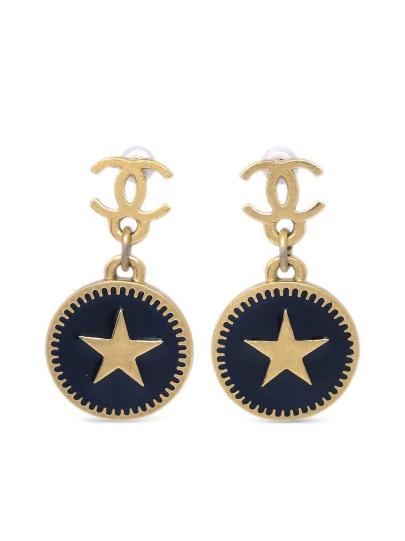 CHANEL Pre-Owned 2001 CC star-detail dangle earrings - Black von CHANEL Pre-Owned