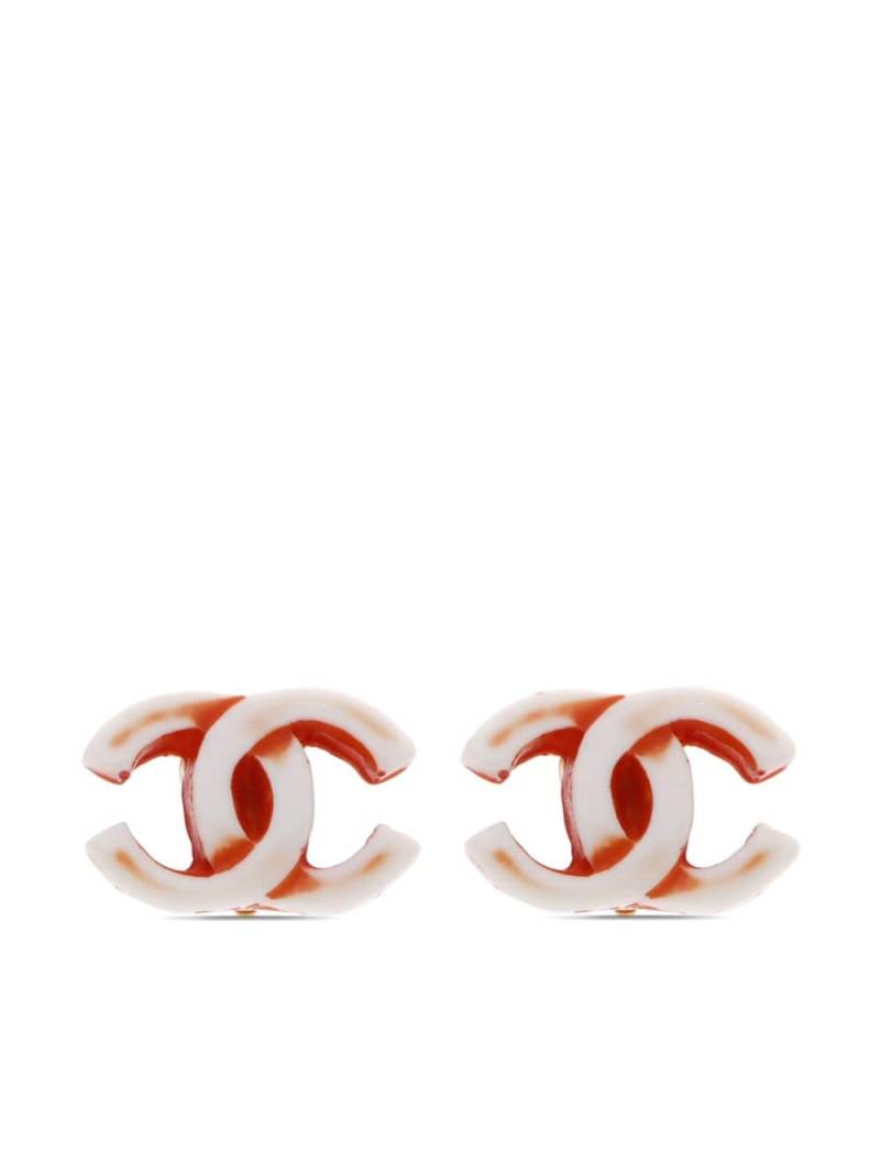 CHANEL Pre-Owned 2001 CC stud clip-on earrings - White von CHANEL Pre-Owned