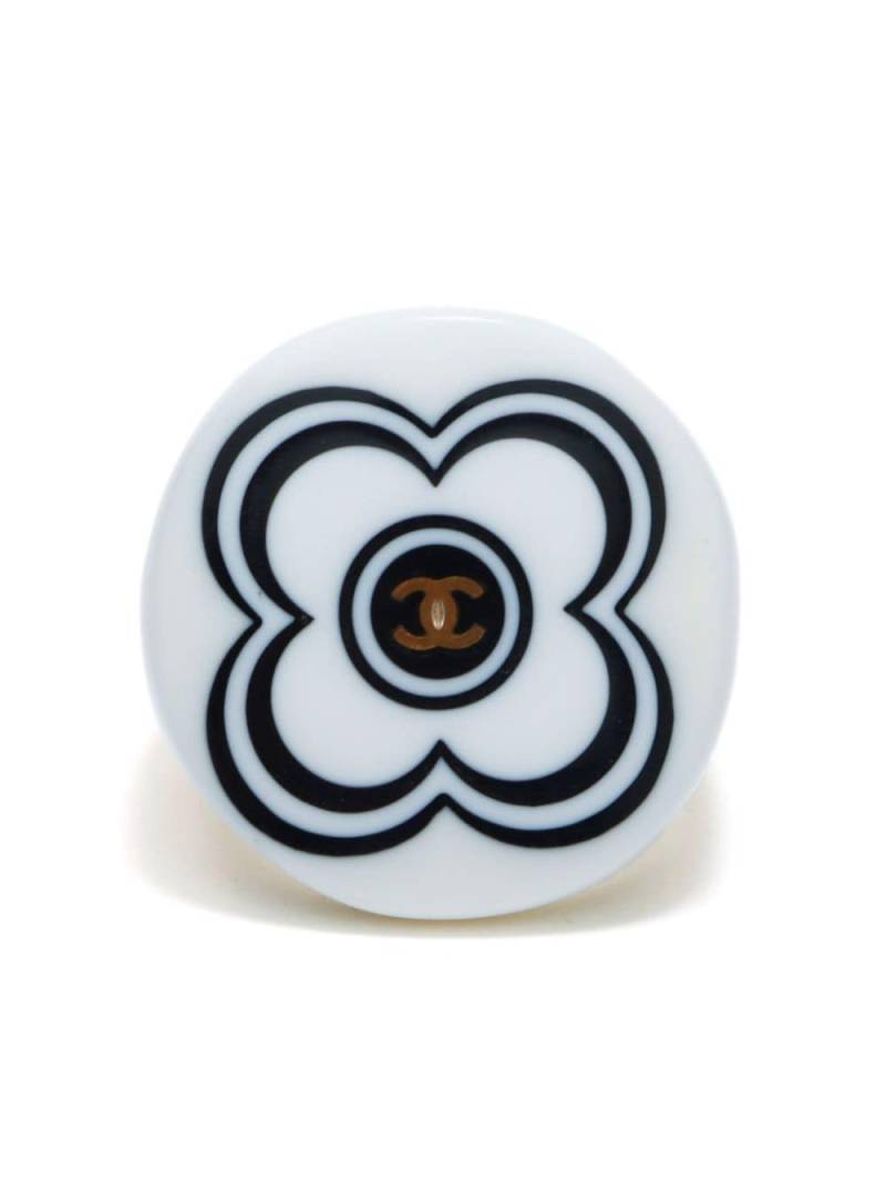 CHANEL Pre-Owned 2002 Camélia ring - White von CHANEL Pre-Owned