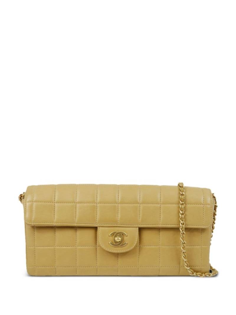 CHANEL Pre-Owned 2002 Choco Bar East West shoulder bag - Yellow von CHANEL Pre-Owned