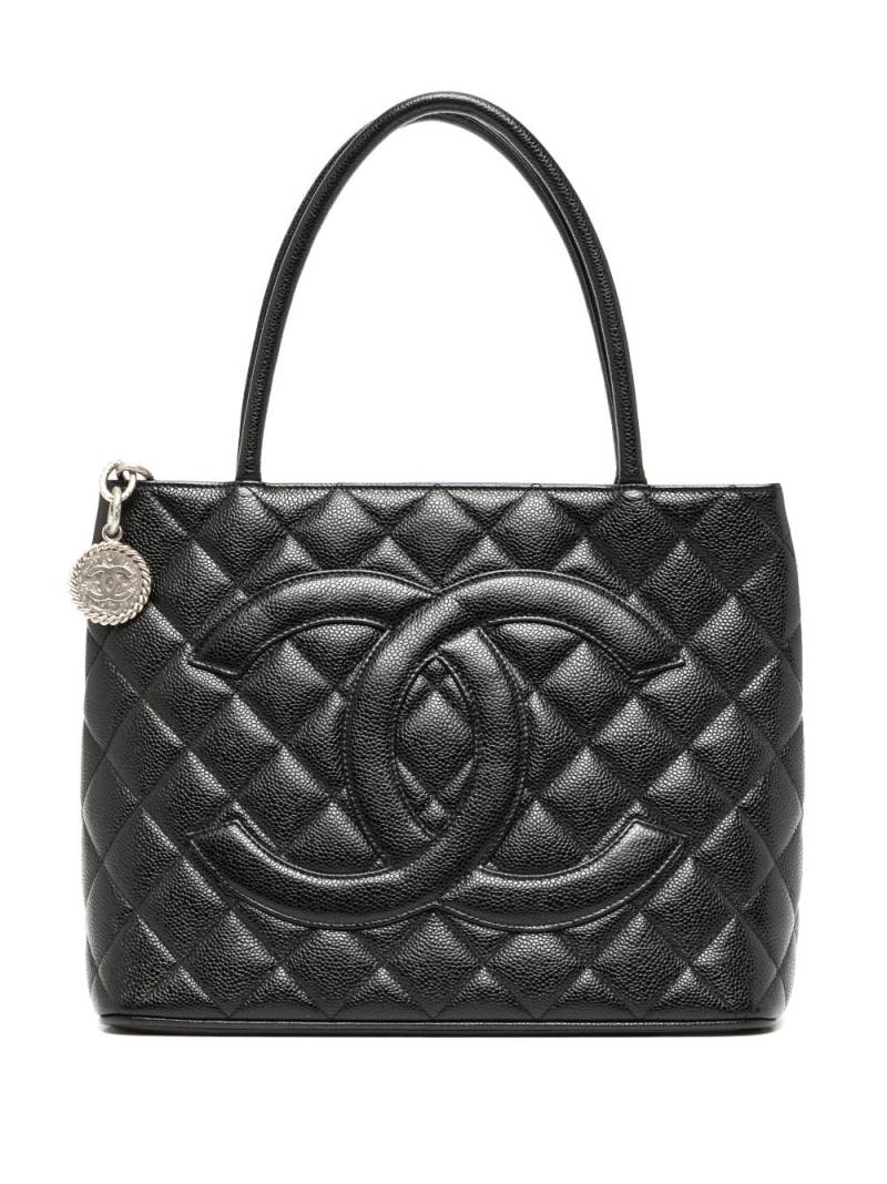 CHANEL Pre-Owned 2002 Medallion tote bag - Black von CHANEL Pre-Owned