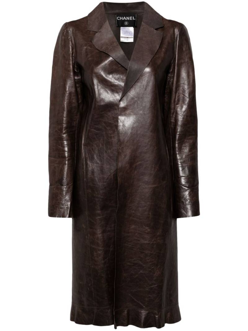 CHANEL Pre-Owned 2002 cracked-effect leather coat - Brown von CHANEL Pre-Owned