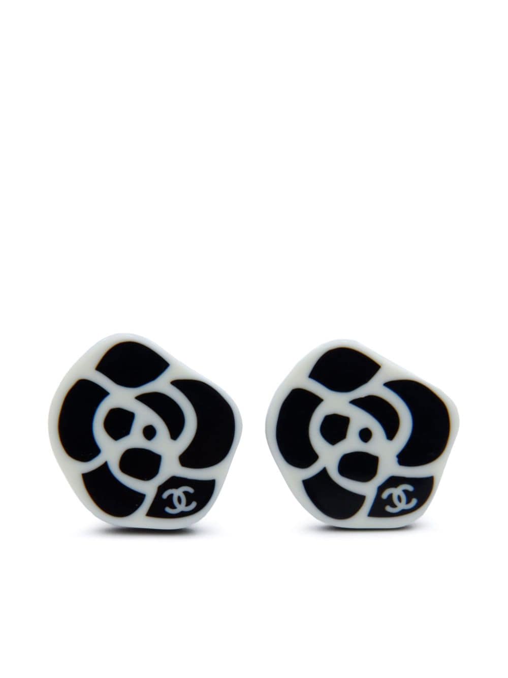 CHANEL Pre-Owned 2003 camellia-printed clip-on earrings - Black von CHANEL Pre-Owned