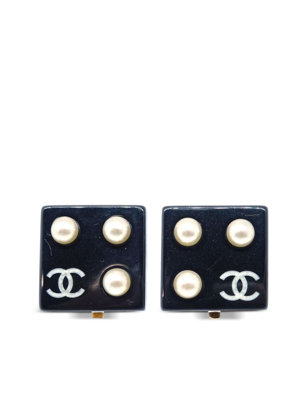 CHANEL Pre-Owned 2003 faux-pearl embellished CC-stamp clip-on earrings - Black von CHANEL Pre-Owned