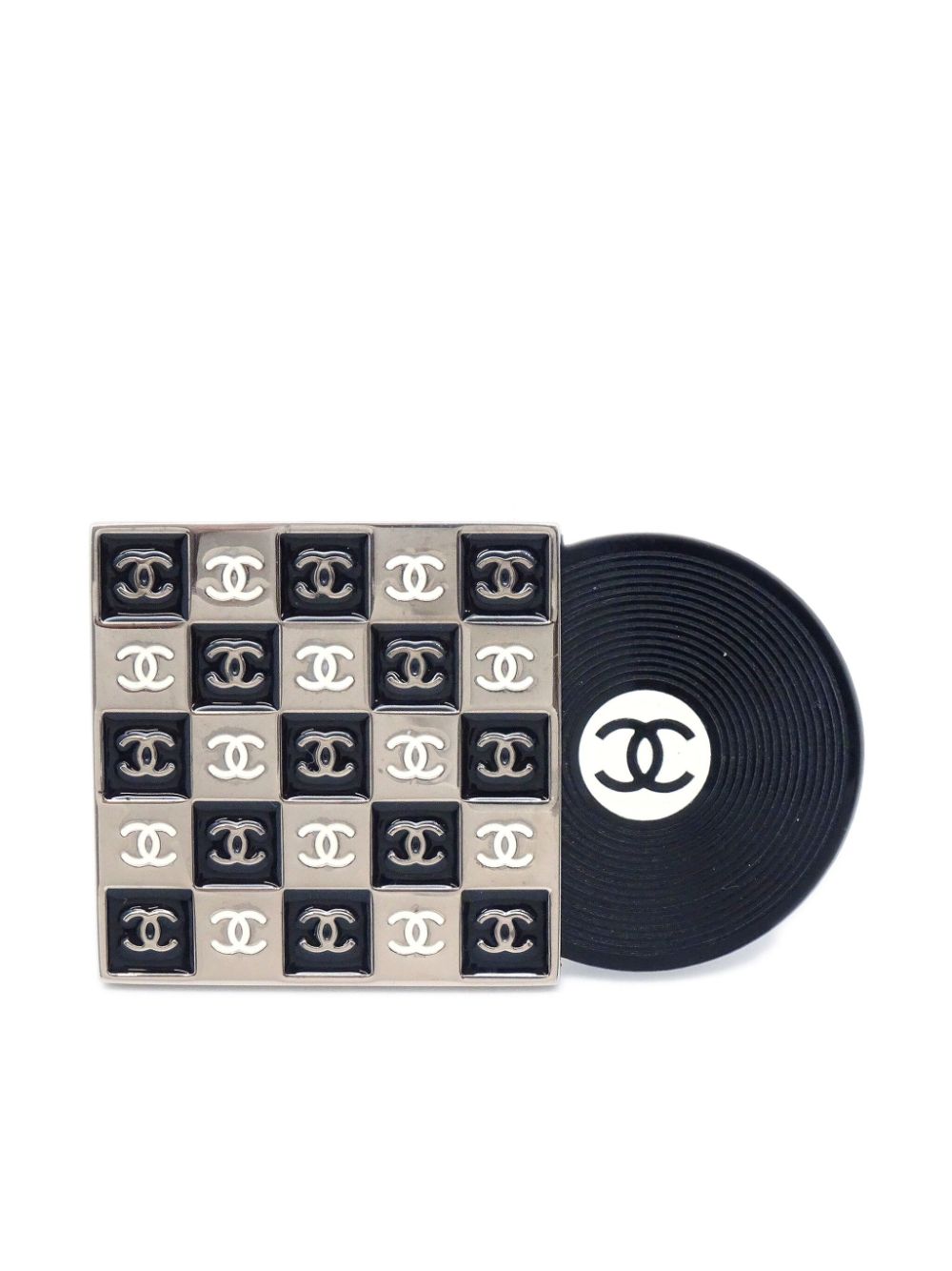 CHANEL Pre-Owned 2004 CC Record Motif brooch - Silver von CHANEL Pre-Owned