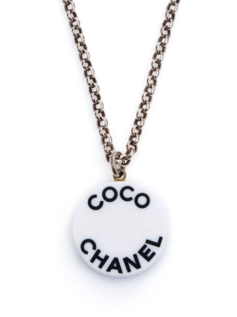 CHANEL Pre-Owned 2007 logo pendant chain necklace - Silver von CHANEL Pre-Owned