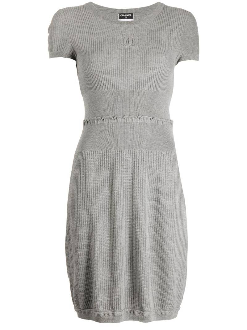 CHANEL Pre-Owned 2009 CC stitch ribbed short-sleeved dres - Grey von CHANEL Pre-Owned