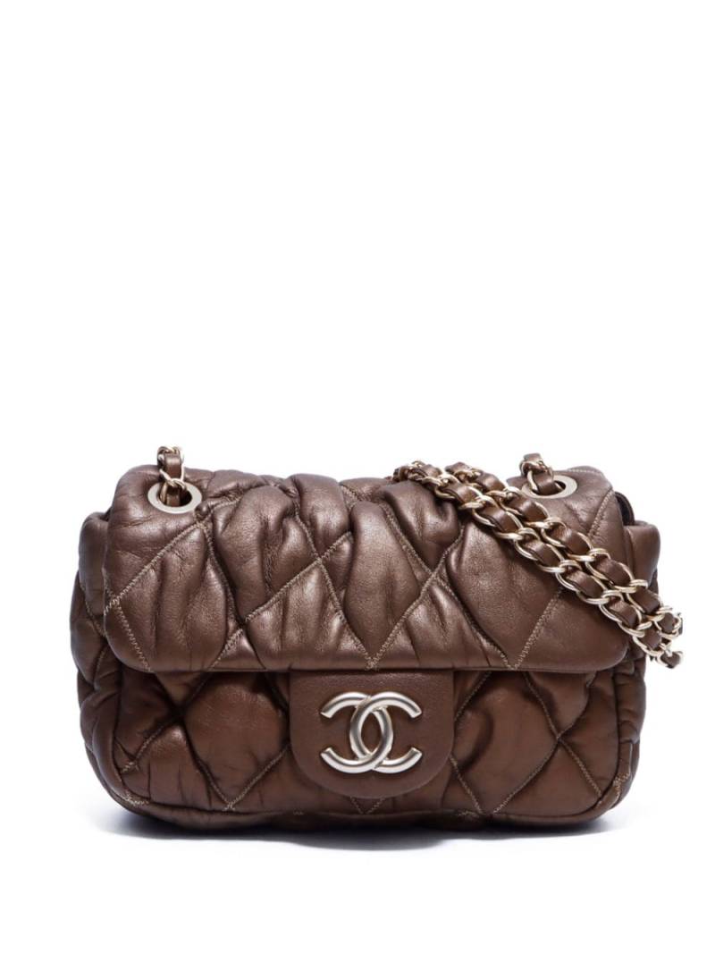 CHANEL Pre-Owned 2009 matelassé leather shoulder bag - Brown von CHANEL Pre-Owned