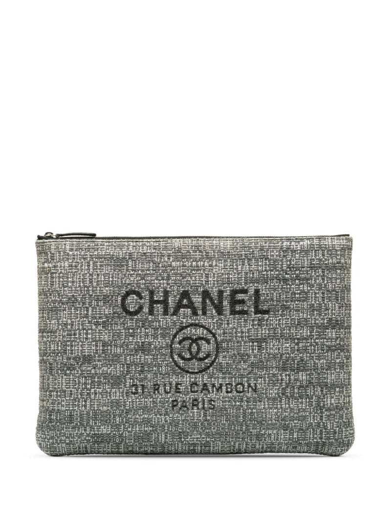CHANEL Pre-Owned 2018 Deauville O Case clutch - Grey von CHANEL Pre-Owned