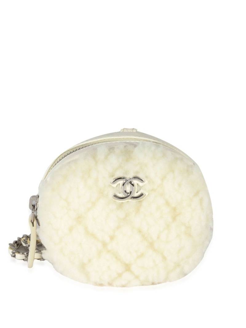 CHANEL Pre-Owned 2021 Coco Neige Mini Circle clutch bag - White von CHANEL Pre-Owned