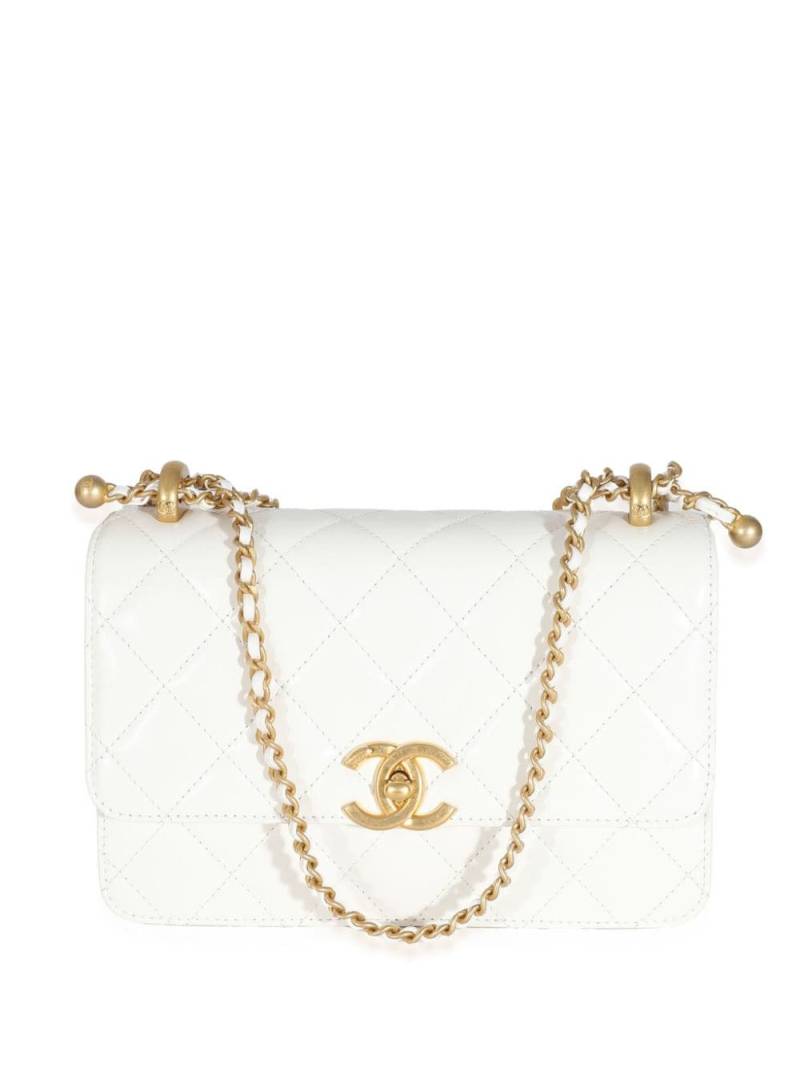 CHANEL Pre-Owned 2021 small Flap shoulder bag - White von CHANEL Pre-Owned