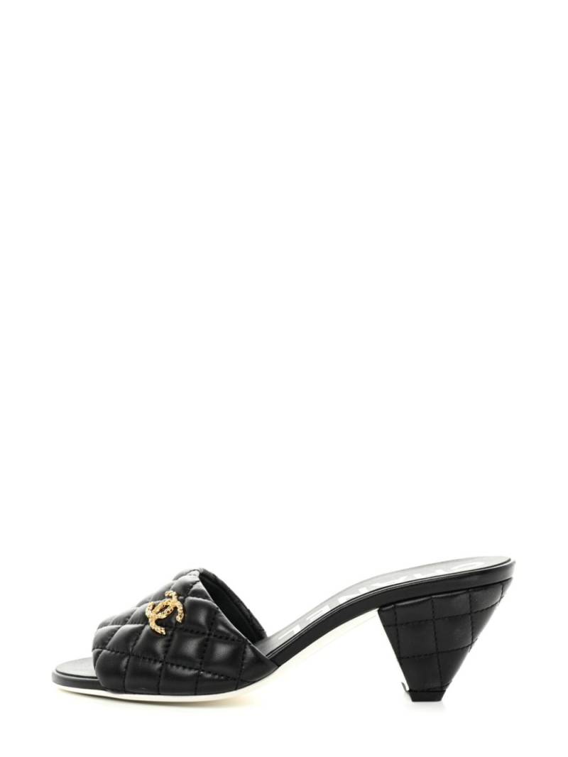 CHANEL Pre-Owned CC diamond-quilted sandals - Black von CHANEL Pre-Owned
