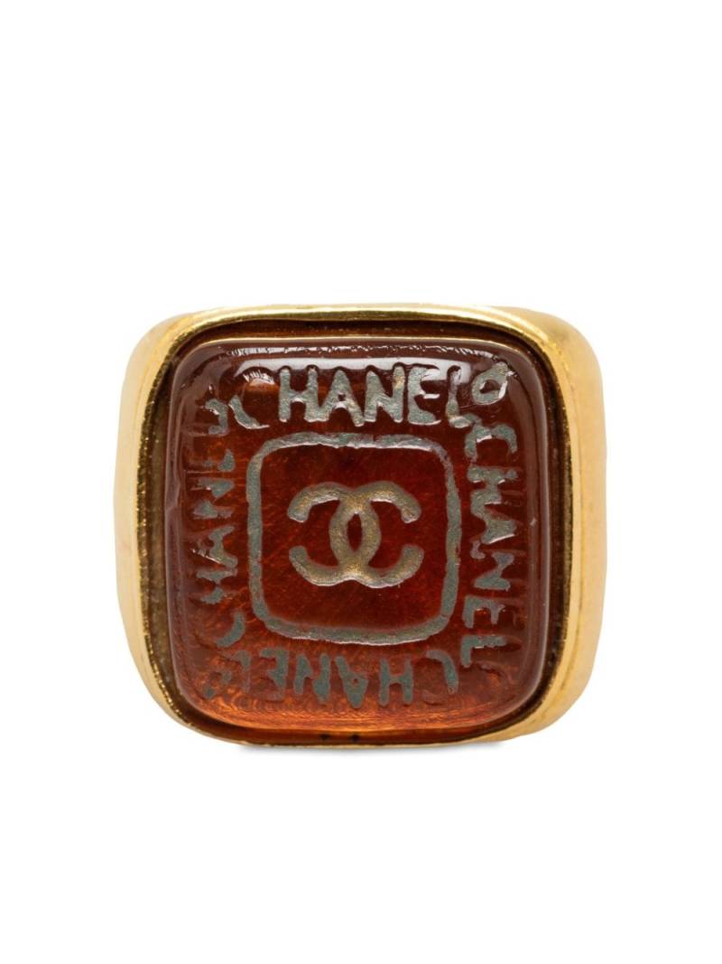 CHANEL Pre-Owned CC logo-debossed signet ring - Red von CHANEL Pre-Owned