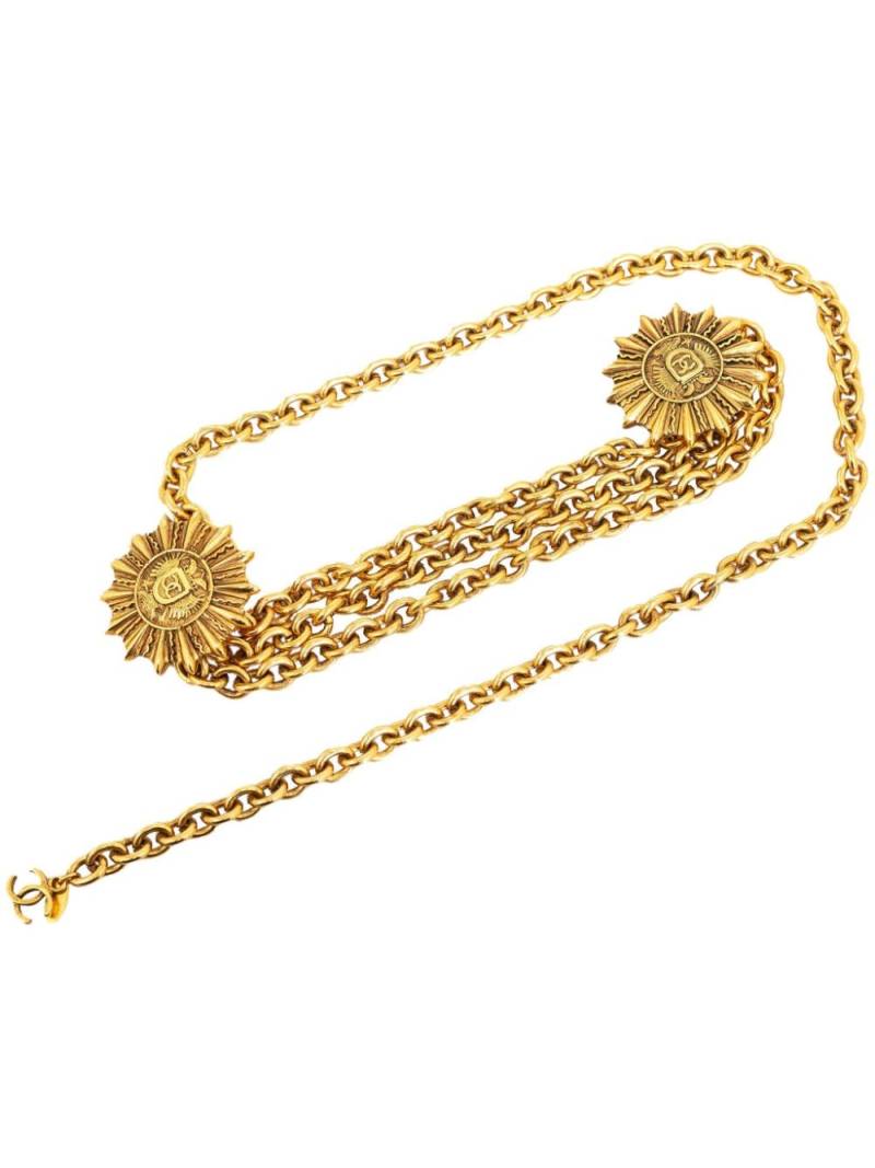 CHANEL Pre-Owned logo sun medallion chain-link belt - Gold von CHANEL Pre-Owned