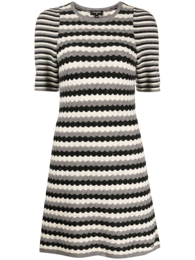 CHANEL Pre-Owned striped crochet-knit cashmere minidress - Multicolour von CHANEL Pre-Owned
