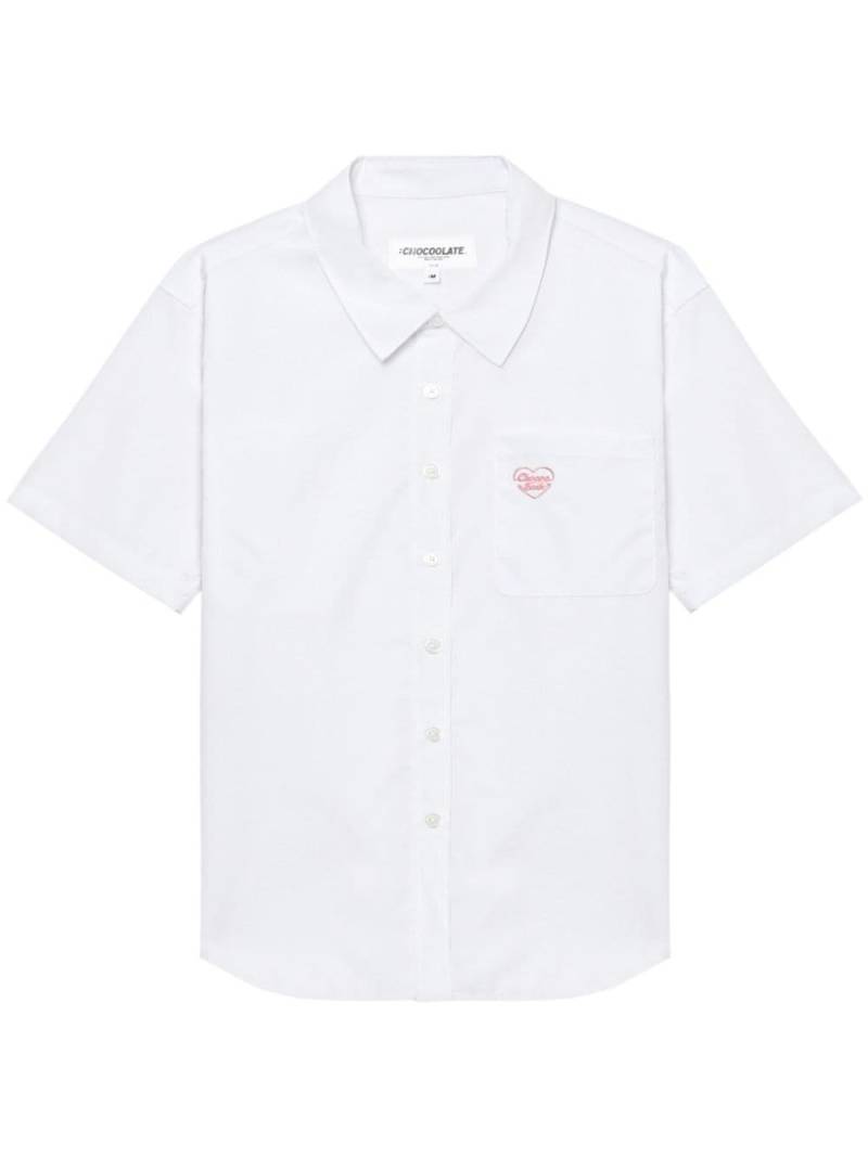 CHOCOOLATE logo-embroidered short-sleeve shirt - White von CHOCOOLATE