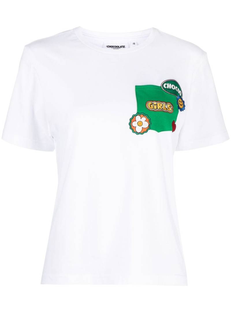 CHOCOOLATE logo-patch T-shirt - White von CHOCOOLATE