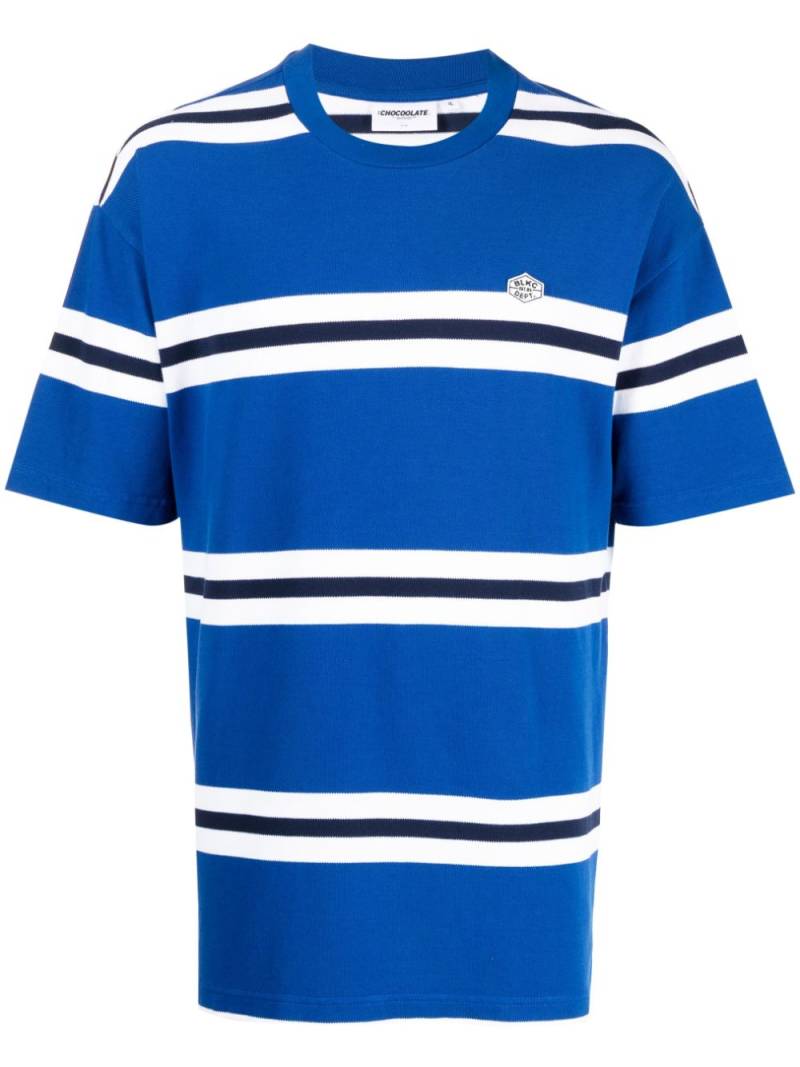 CHOCOOLATE logo-patch striped T-shirt - Blue von CHOCOOLATE