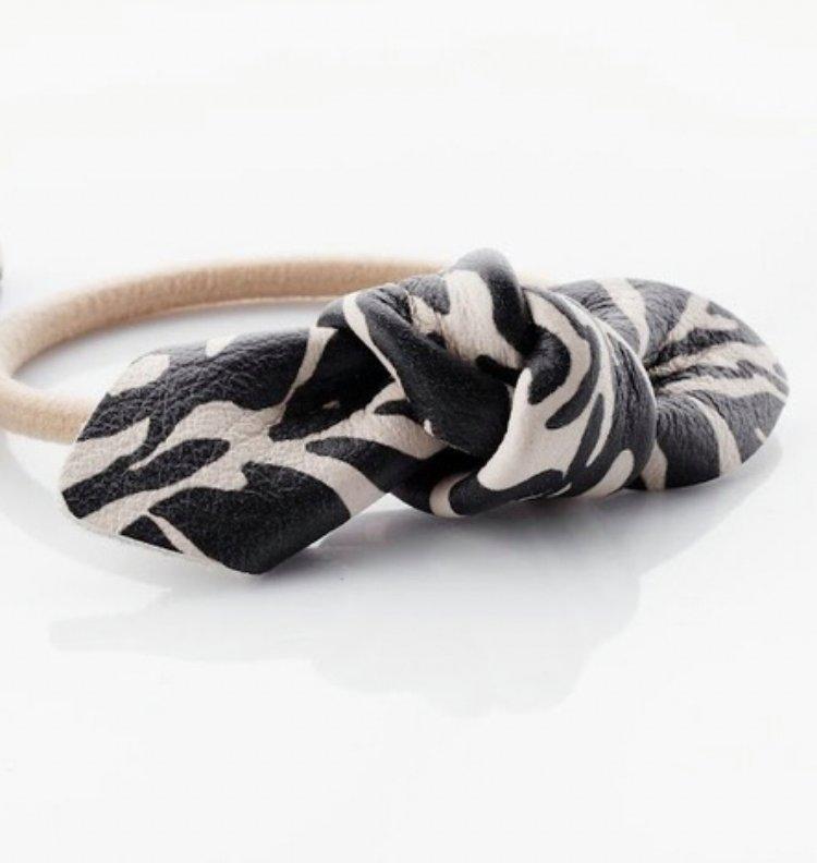 Leather Bow Small Hair Tie Damen Zebra 1 pezzo von CORINNE